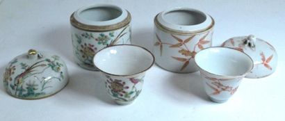 null Deux pots couverts en porcelaine, contenant à l'intérieur deux sorbets, travail...