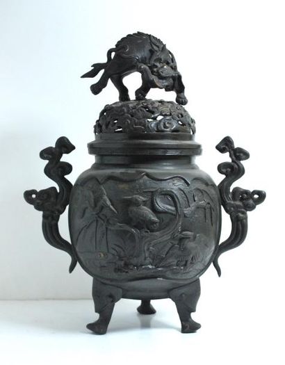 null Brûle-parfum en bronze surmonté d'un éléphant, travail chinois.
H. : 36,5 cm.
(l'éléphant...