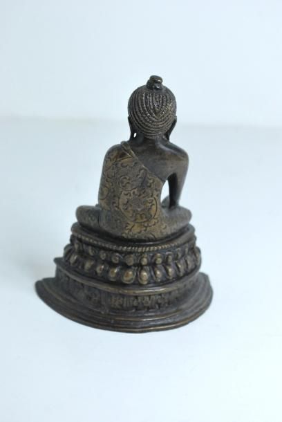 null Bouddha en bronze.
H. : 12,3 cm.