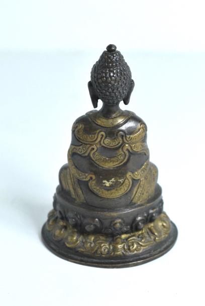 null Bouddha en bronze.
H. : 10,5 cm.