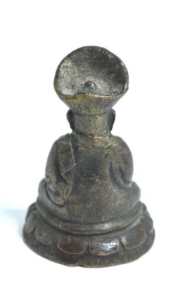 null Bouddha en bronze à deux patines.
H. : 7,3 cm.