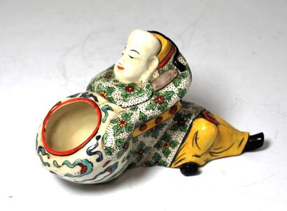 null Petit récipient en porcelaine émaillée formé par un personnage asiatique tenant...