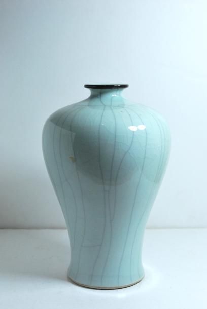 null Important vase forme meiping en porcelaine céladon craquelée, col ourlé de noir....