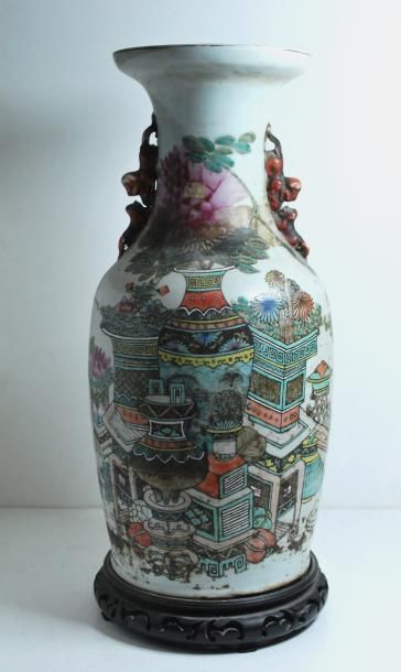null Important vase en porcelaine émaillée polychrome figurant sur un face un décor...