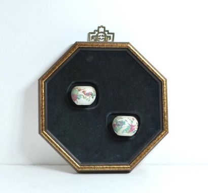 null Deux petits pots miniatures en porcelaine polychrome décorés en émaux de la...