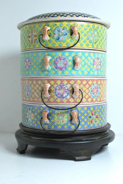 null Jûbako (boîte à compartiments superposés) cylindrique en porcelaine polychrome...