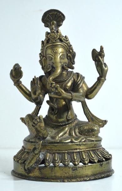 null Sujet en bronze figurant une divinité à tête d'éléphant.
Travail du Népal vers...