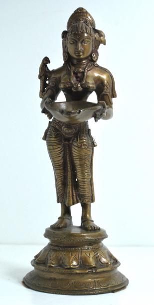 null Sujet en bronze figurant une divinité. 
Travail Indien moderne.
H. : 24,5 c...