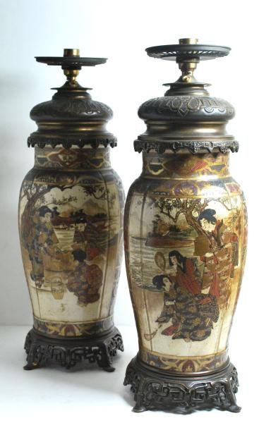 null Paire de vases en faïence de Satsuma montés en lampe en bronze doré. 
H. : 36...