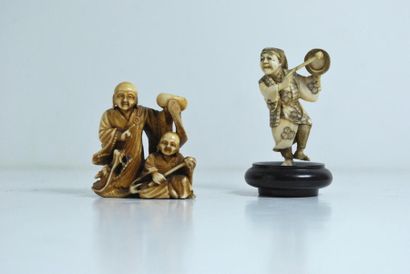 null Ensemble de deux netsukés en ivoire finement sculpté figurant des personnages....