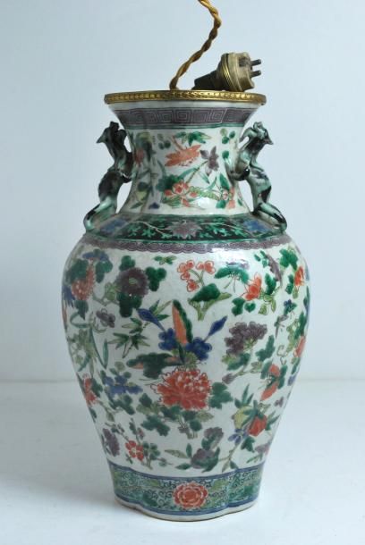 null Vase balustre monté en lampe en émaux de la famille verte à décor floral. 
H....