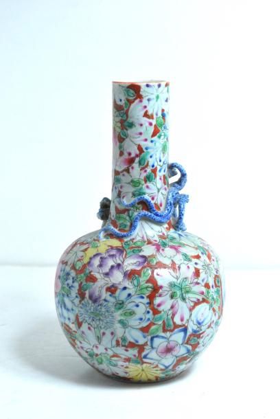null CHINE
Petit vase décoré en polychromie.
H. : 21 cm
