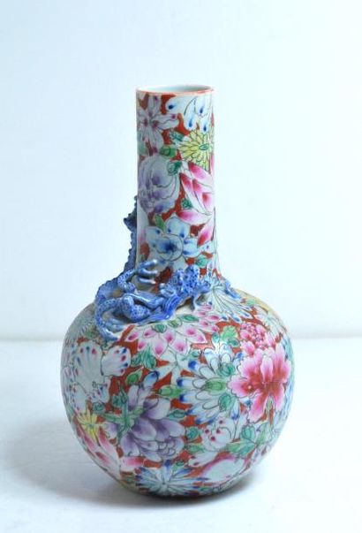 null CHINE
Petit vase décoré en polychromie.
H. : 21 cm