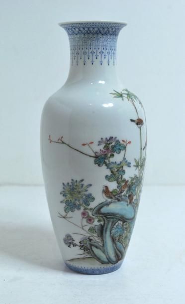 null Vase en porcelaine émaillée à décor polychrome d'oiseaux perchés sur des branches...