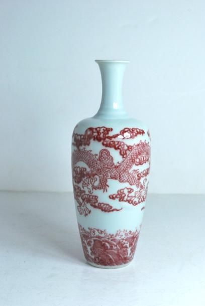 null Soliflore de forme balustre en porcelaine à décor d'un dragon rouge pentadactyle...
