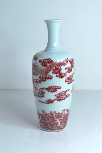 null Soliflore de forme balustre en porcelaine à décor d'un dragon rouge pentadactyle...
