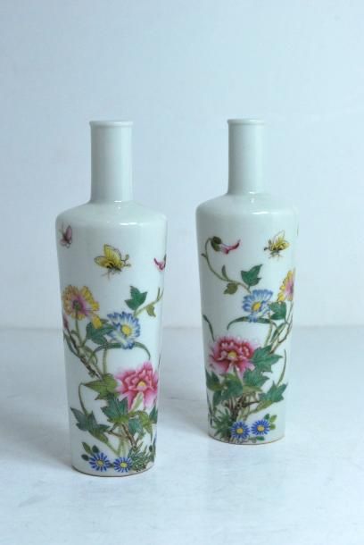 null Paire de vases en porcelaine émaillée à décor floral polychrome.
H. : 15 cm