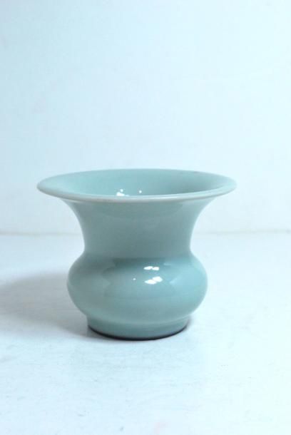 null Petit vase en porcelaine céladon.
H. : 8,5 cm