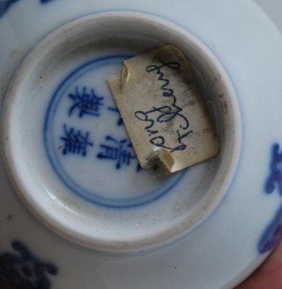 null Paire de petits vases soliflores en porcelaine Bleu Blanc.
Travail chinois dans...