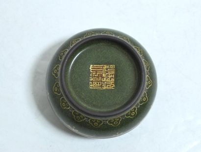 null Boîte circulaire en porcelaine à décor doré sur fond vert "poussière de thé"....