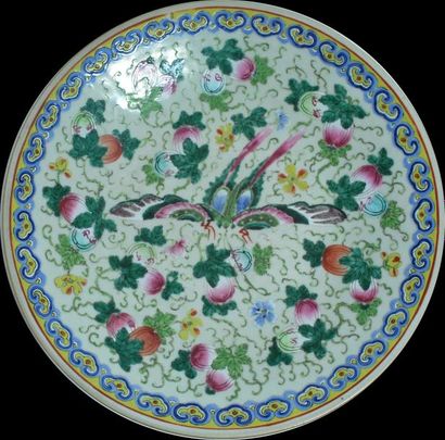 null Grand plat en porcelaine décoré en émaux de la famille verte de fleurs, fruits...