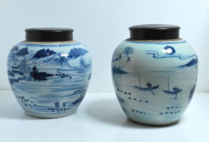 null Deux pots à gingembre en porcelaine Bleu et Blanc à décor de paysages animés....