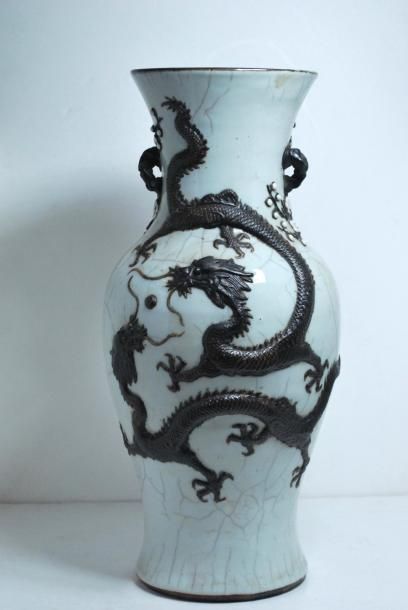 null Chine. Vase balustre en porcelaine blanche craquelée à décor en relief de deux...