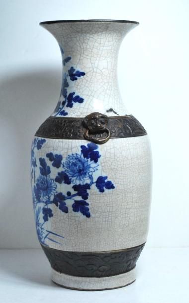 null Chine. Vase balustre en porcelaine blanche craquelée à décor en bleu sous couverte...