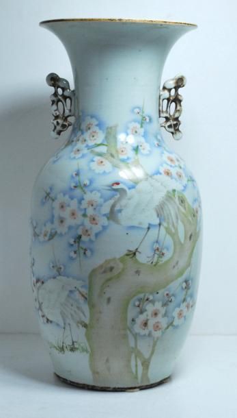 null Chine. Vase balustre en porcelaine à deux prises ajourées. La panse est décorée...
