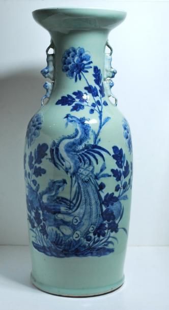 null Chine. Grand vase de forme balustre en porcelaine à décor en bleu de phénix...