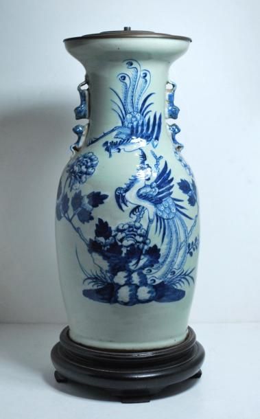 null Chine. Vase de forme balustre en porcelaine à décor en bleu de phénix et pivoines...
