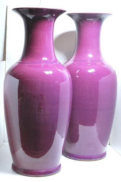 null Chine. Paire de grands vases balustre en porcelaine à glaçure monochrome aubergine....