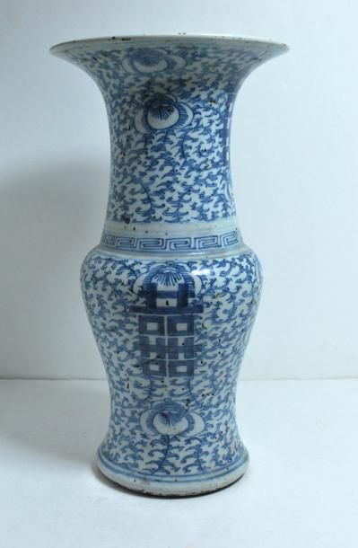 null Chine. Vase Yenyen en porcelaine émaillée bleu et blanc, à décor de fleurs de...