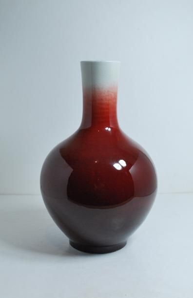 null Chine. Vase de "tianquiping" en porcelaine monochrome à glaçure dite "sang de...