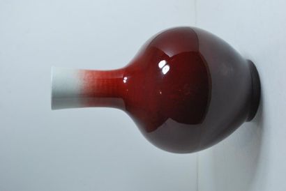 null Chine. Vase de "tianquiping" en porcelaine monochrome à glaçure dite "sang de...