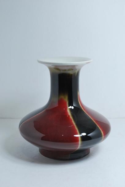 null Chine. Vase bouteille au col largement évasé en porcelaine à glaçure dite "sang...