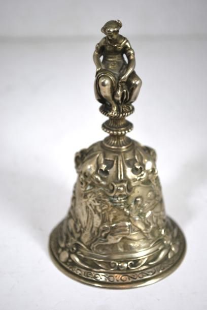 null Cloche en bronze argenté à décor de scène de chasse. 
Style médiéval. 
H. :...