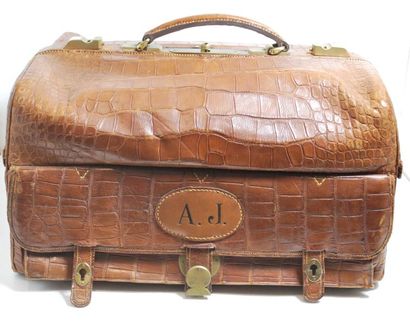 null DREW AND SONS
Nécessaire de voyage dans sa valise en cuir crocodile monogrammé...