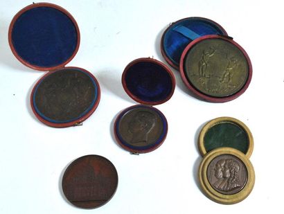 null Ensemble comprenant cinq médailles : 
- une en cuivre gravée par GAYRARD Paul...