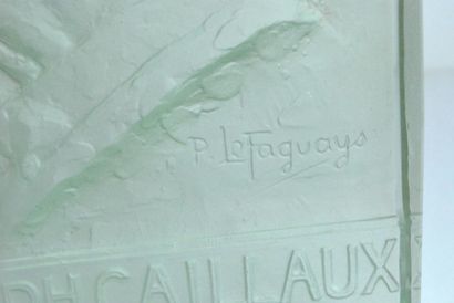 null Plaque commémorative par Pierre Le FAGUAYS (1892-1962) en verre moulé représentant...