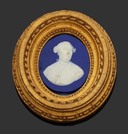 null Miniature 



en biscuit à fond bleu représentant un portrait d'homme. 



Porte...