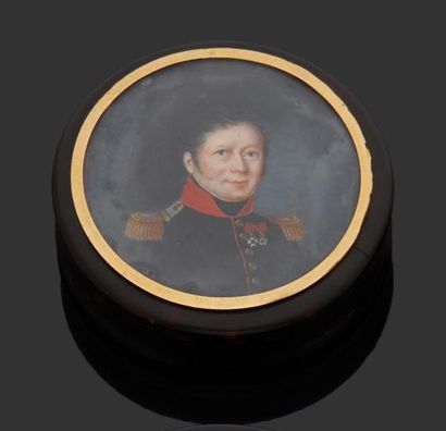 null Boîte ronde en écaille brune, le couvercle orné d'une miniature sur ivoire.



Portrait...