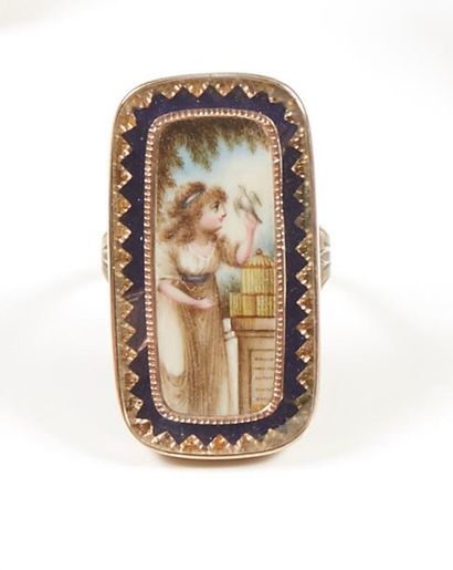 null Bague en or ornée d'une miniature ovale sur ivoire. 



Jeune femme tenant l'Amour....