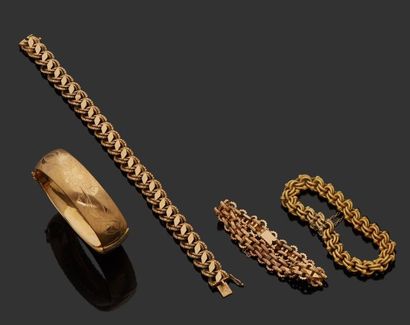 null Lot de quatre bracelets souples et un bracelet jonc rigide ouvrant en or jaune...