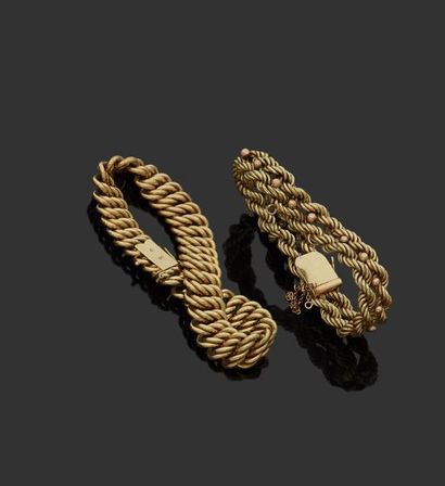 null Deux bracelets souples l'un en or jaune 14K (585), l'autre en métal, à maille...