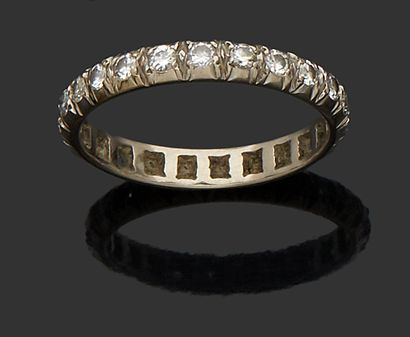 null Alliance bandeau en or gris 18K (750) sertie de diamants taillés en brillant....