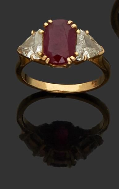 null Bague en or jaune 18K (750) sertie d'un rubis ovale épaulé de deux diamants...