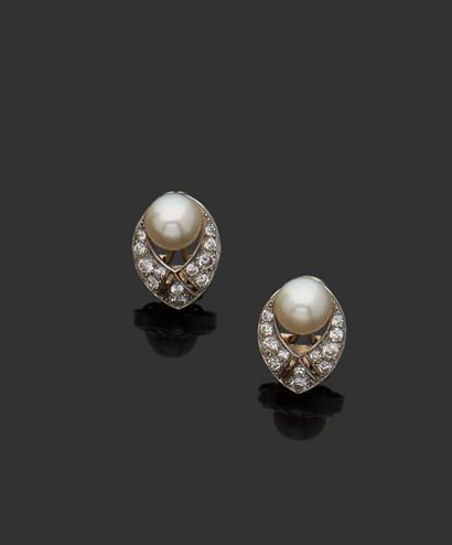 null Paire de boucles d'oreilles en or 18K (750) serties de diamants et d'une perle...