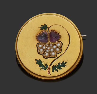 null Broche ronde 



en or jaune 18K (750) sertie d'améthystes cabochon en forme...