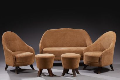 null Travail 1930



Salon composé d'un canapé, de deux fauteuils et de deux tabourets,...